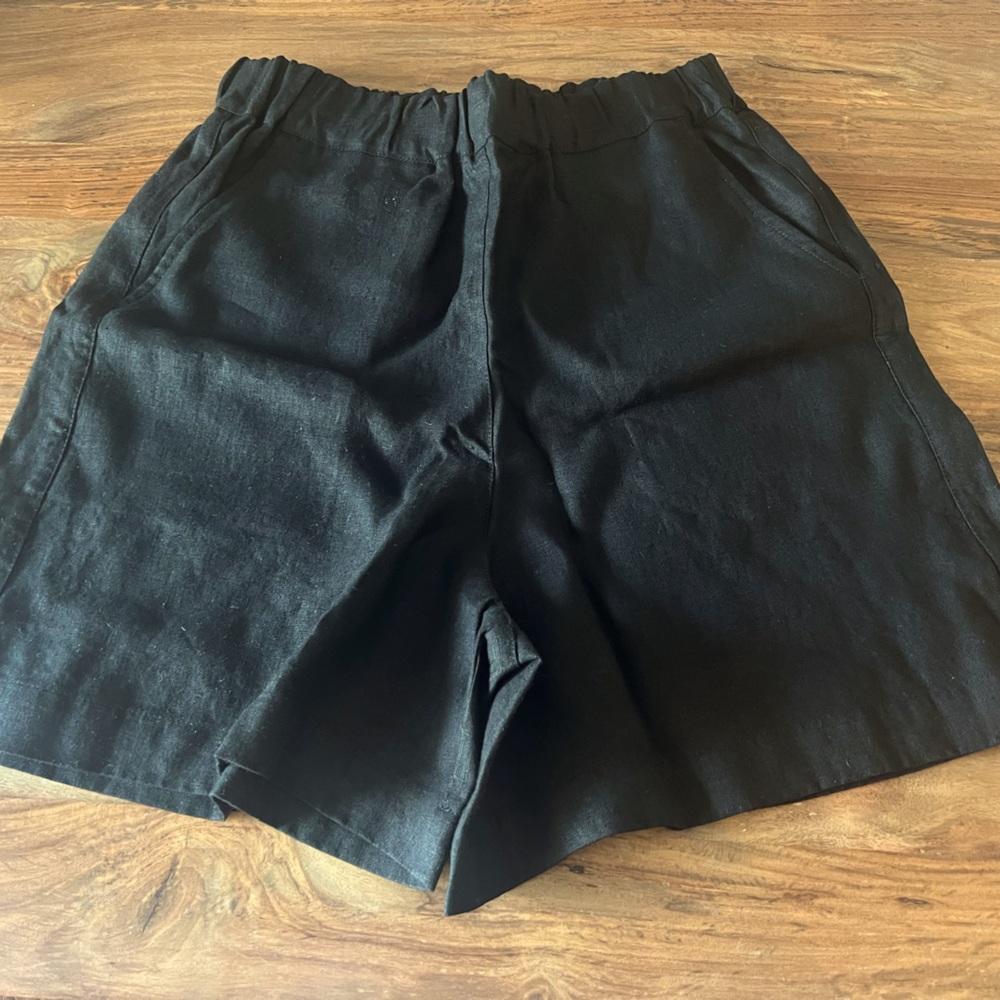 Notperfect linen shorts.